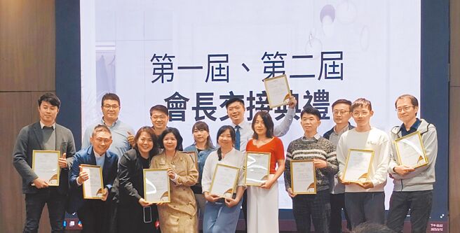 北區室內設計進修聯誼會舉辦第一、二屆會長交接儀式圓滿落幕，參與的所有幹部們大合影。圖／北區室內設計進修聯誼會提供