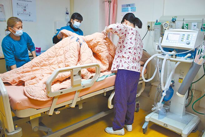 6年以上資深看護或機構移工可轉任護佐，最快將於4月上路。（本報資料照片）