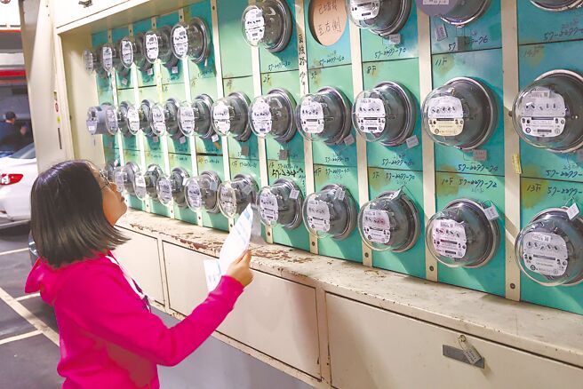 电价费率审议会28日下午召开，将拍板4月电价。图为民眾核对电表。（邓博仁摄）