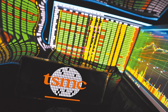 美国总统川普对汽车业开刀，宣布非美国汽车要加徵25％的关税，衝击市场信心，台股27日下挫308点，收在21951点。（本报资料照片）