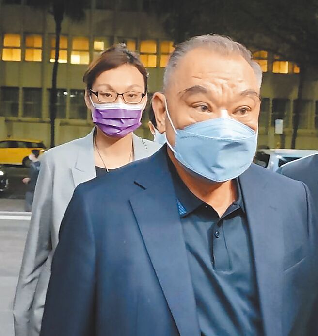 名轩开发爆发内线交易，丽宝集团负责人吴宝田（前）、吴泓莹（后）父女列被告移送北检复讯后，均无保请回。（民眾提供／陈志贤台北传真）