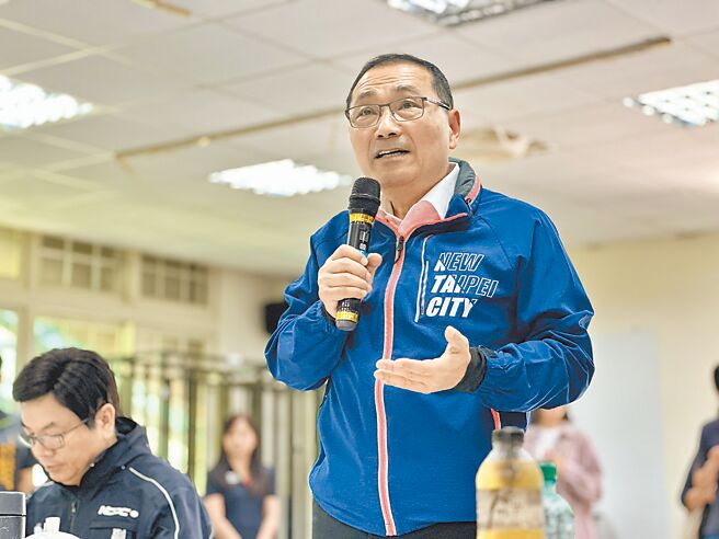 新北市長侯友宜（右）27日出席坪林、石碇行動治理座談會，侯表示，市府將加緊腳步解決各項問題，妥善照顧每位市民。（呂健豪攝）