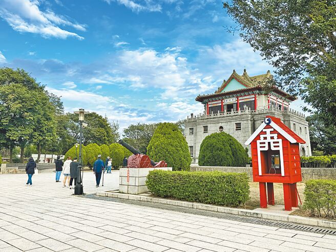 金門地區28日起鋒面通過及東北季風增強，天氣轉趨不穩定，溫度將明顯下降，早晚要注意溫差。（于家麒攝）