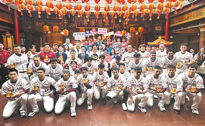樂天桃猿棒球隊27日赴桃園中壢仁海宮祈福，盼在新賽季奪得佳績，球隊也將以總冠軍為目標努力。（廖姮玥攝）