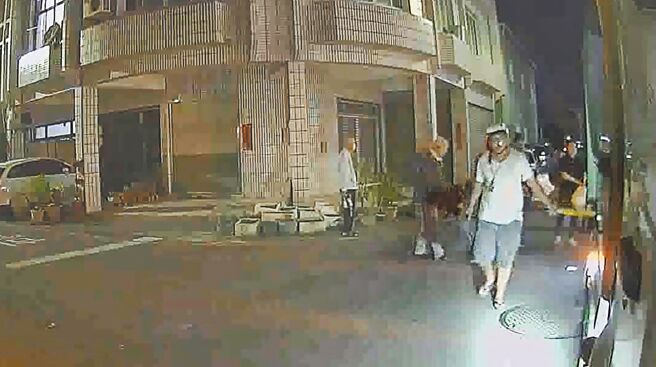 台南市李姓民眾因為來不及倒垃圾，竟騎機車持棒追打垃圾車，遭控妨害公務與毀損罪嫌。（讀者提供／程炳璋台南傳真）