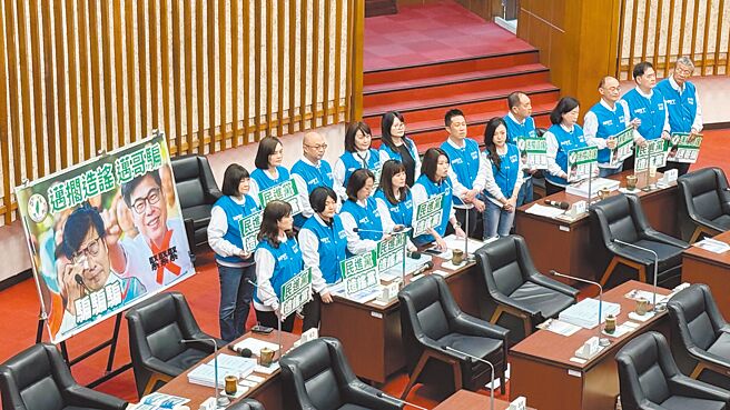 高市議會國民黨黨團27日聯合質詢時怒轟，市長陳其邁施政數字只會美化，呼籲「麥擱騙」。（柯宗緯攝）