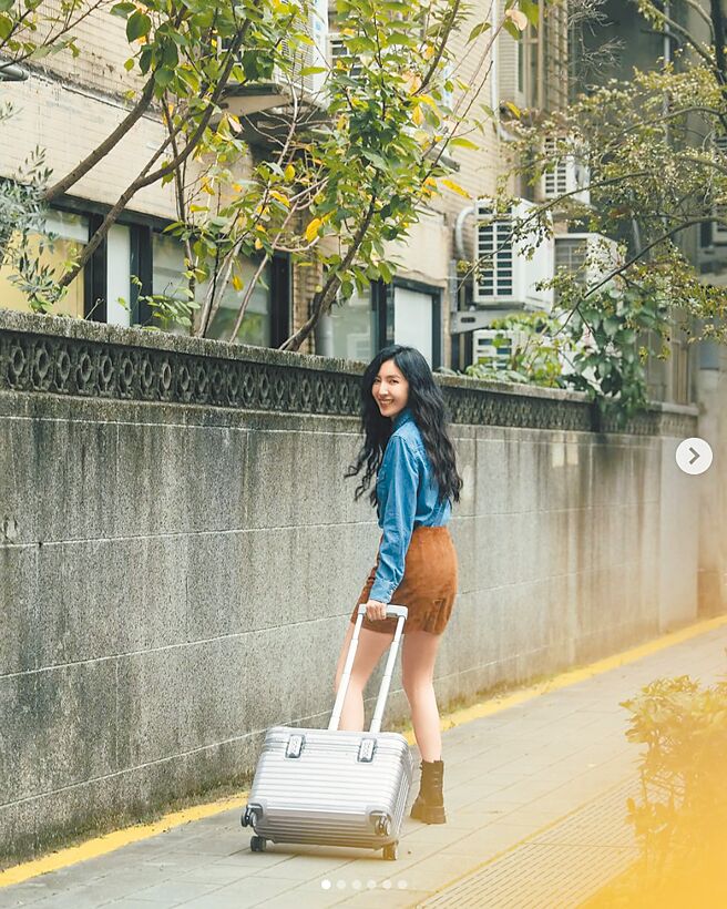 楊謹華近期也跟著入手機長箱。（摘自藝人IG）