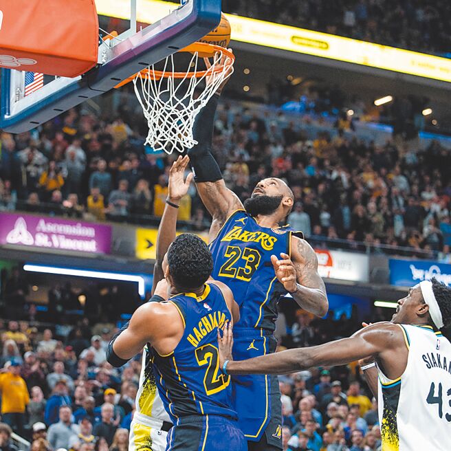 「小皇帝」詹姆斯（上）以絕殺補籃助湖人氣走溜馬。（路透）