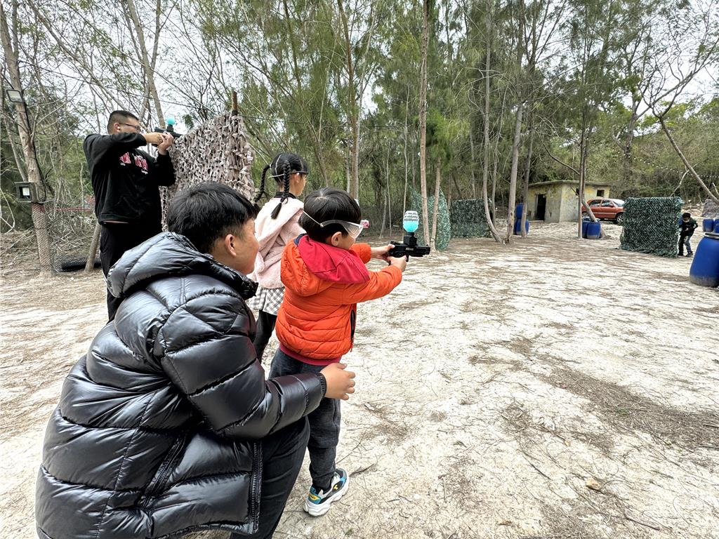 金門柳營園區結集多項極限挑戰,諸如星光滑索、夜間低空探索、螢光水彈槍對戰及夜襲電子靶等項目,讓遊客體驗前所未有的沉浸冒險感。(于家麒攝)