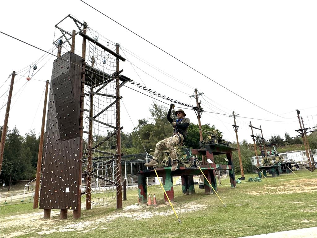 金門柳營園區結集多項極限挑戰,諸如星光滑索、夜間低空探索、螢光水彈槍對戰及夜襲電子靶等項目,讓遊客體驗前所未有的沉浸冒險感。(于家麒攝)