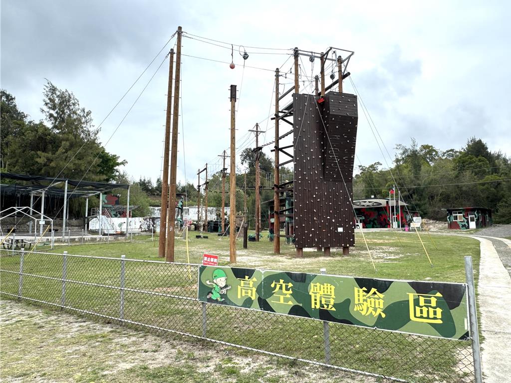 金門柳營園區結集多項極限挑戰,諸如星光滑索、夜間低空探索、螢光水彈槍對戰及夜襲電子靶等項目,讓遊客體驗前所未有的沉浸冒險感。(于家麒攝)