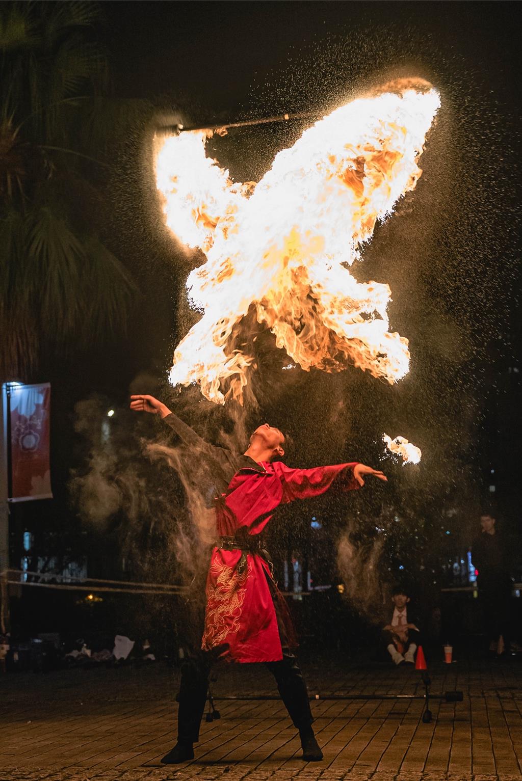 金門柳營「戰地奇幻夜」活動,今晚還將邀請台灣本島的天威響藝火舞團帶來震撼的火舞秀。(圖/主辦單位)
