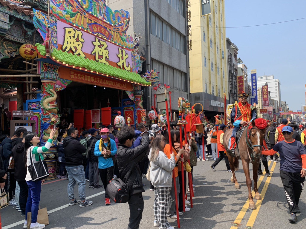 春天進入一年一度最盛大的宗教巡禮，媽祖遶境不只是宗教儀式，更是台灣人心中重要的文化記憶與信仰寄託。（圖片：本報資料照）