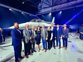 我国首架F-16 BLK70战机正式交机曝光  远距打击能力倍增