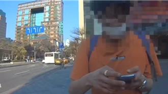 通緝男戴假髮違規穿越馬路 警戳破身分查獲喪屍煙彈