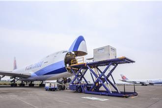 送愛進災區  華航免費載運緬泰賑災物資