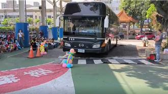 內輪差意外多！大雅警為宣導「警備車開進校園」