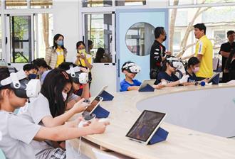 嘉縣大同國小打造「夢飛館」 用AR、VR裝置沉浸式學外語
