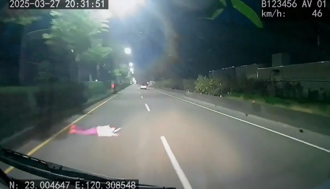 台南快車道1女突「衝出趴倒」！駕駛驚呼急閃 警揭真相開罰