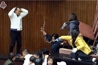 遭黃捷、吳沛憶指控潑水   兩藍委痛批：做賊喊抓賊