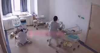 影》8.2強震瞬間 護理師跪地「肉身護嬰」 感人畫面瘋傳