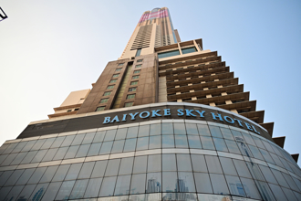 曼谷「最高飯店」震後歪斜牆裂？業主：連玻璃帷幕都沒破