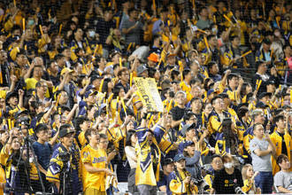 中職》史上最賣座開幕戰！ 4萬人擠爆大巨蛋看「獅象大戰」