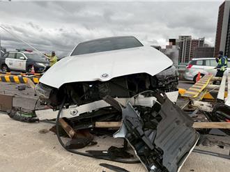 BMW三百萬電動車失控撞工地  工人遭撞斷雙腿送醫