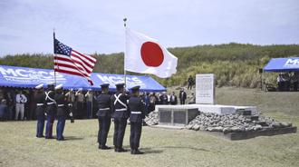 日本首相偕美國防長 出席硫磺島戰役紀念儀式