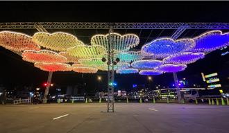 大型裝置藝術「鈴聽雨」國門廣場點燈  5000雨風鈴飄揚超驚豔