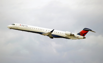 影》驚！華府險重演「空中相撞」 達美起飛閃過軍機