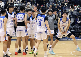 UBA》健行連3季闖冠軍賽 場上球員被「公主抱」成亮點