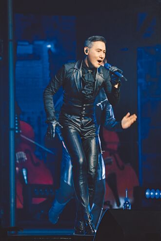 张学友秀一字马 求歌迷别嫌弃