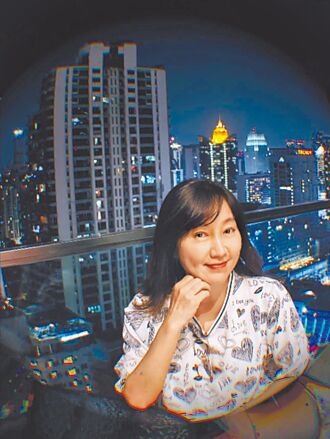 张世胡佩莲遇强震老神在在