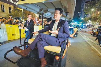 伊凯巴林霍兹拍《片厂风云》像开惊喜包