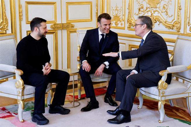  馬克宏（中）與施凱爾（右）、烏國總統澤倫斯基，共商派遣保證部隊構想。（達志影像／路透社）