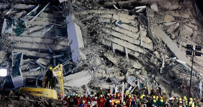 泰国一栋兴建中的大楼被地震震垮。（图／美联社／达志）