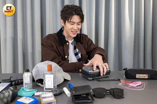 张家陞公开随身包包内容物，大大的后背包，装了不少东西。（图／焦正德摄）