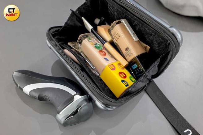 差一岁的妹妹送他粉底液，还为他教学示范化妆技巧。（图／焦正德摄）