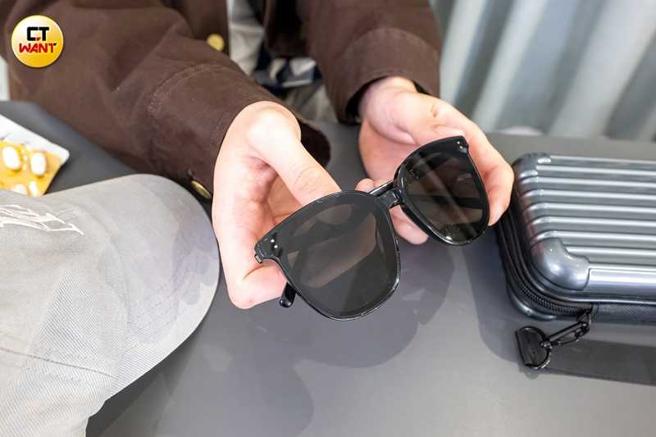 好朋友刘汉之送的墨镜，让张家陞爱不释手。（图／焦正德摄）