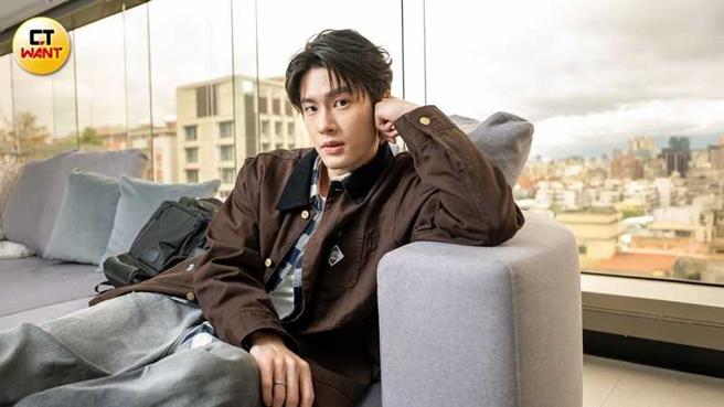 张家陞出门会喷香水，觉得身上有点香味会给人好印象。（图／焦正德摄）