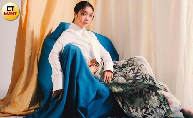 LOEWE白色衬衫、LOEWE印花宽裤、LOEWE黑色跟鞋（图／林士杰、杨澍摄）