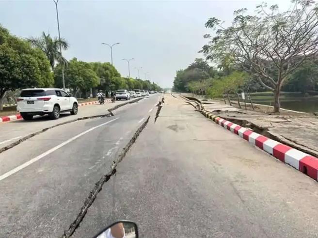 强震将缅甸唯一一条高速公路震裂。（潇湘晨报）