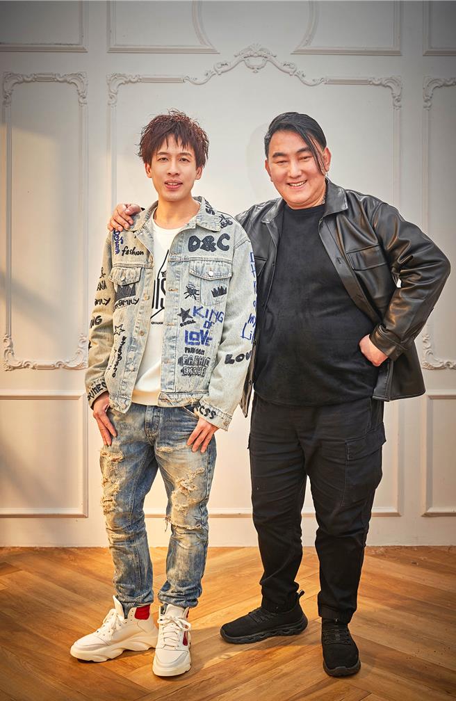 陈昶均（左）推出新专辑邀徐亨跨刀。（欣代唱片提供）