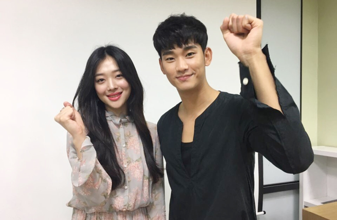 已故女星雪莉曾与金秀贤合作19禁电影。（图／翻摄自推特）