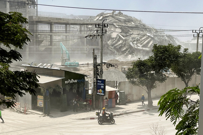 台北市长蒋万安表示，收到灾情消息后，即刻指示消防局对搜救队启动动员机制，第一时间完成整备，包括63位队员和2只搜救犬。图为缅甸强震袭击了中部，民眾骑摩托车经过坍塌房屋。（路透社）