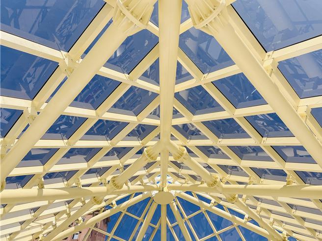 义昌公园地下停车场打造有嘉义市罗浮宫之称的「钻石之心」玻璃帷幕建筑，成吸睛新地标。（嘉义市政府提供／吕妍庭嘉义传真）