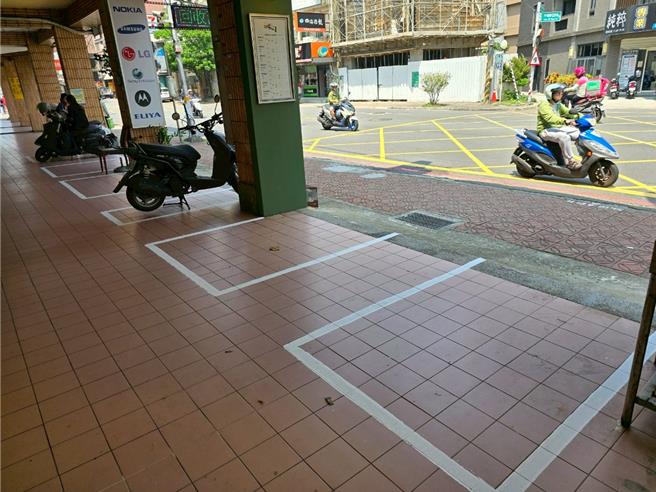 即起新竹市包括东大路2段、牛埔路旁大楼等28处画有停车格的骑楼均可停机慢车。（新竹市政府提供／陈育贤新竹传真）