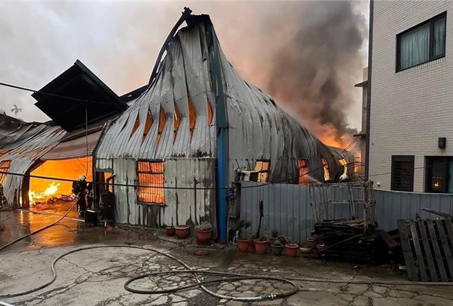 消防人员抢救工厂火灾画面。（消防局提供／李京升台中传真）