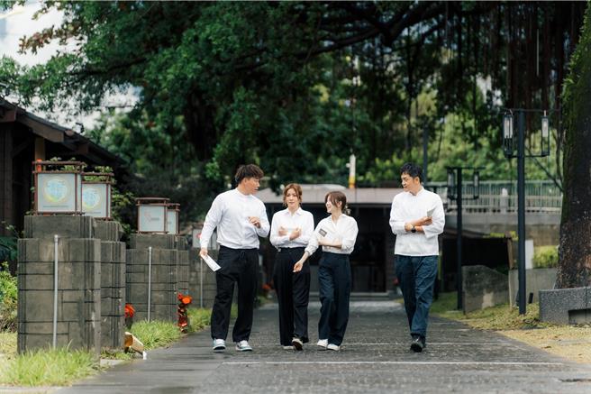 郭泓志（左起）、莎莎、姚元浩、白安合力在花莲开餐厅。（八大提供）
